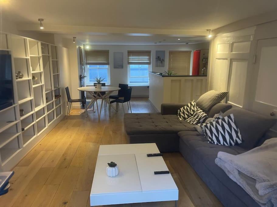 Spacious 2 Bedroom Apartment In The Heart Of Soho. ロンドン エクステリア 写真