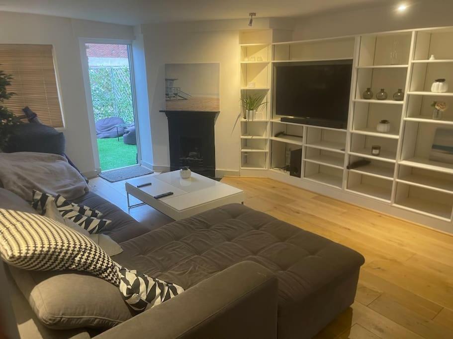 Spacious 2 Bedroom Apartment In The Heart Of Soho. ロンドン エクステリア 写真