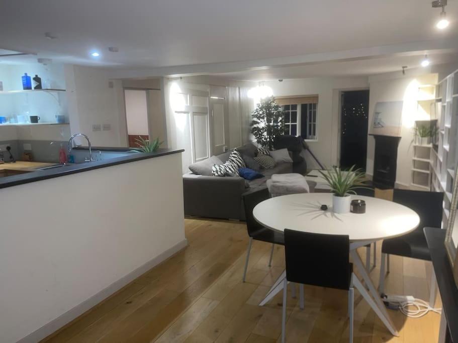 Spacious 2 Bedroom Apartment In The Heart Of Soho. ロンドン エクステリア 写真